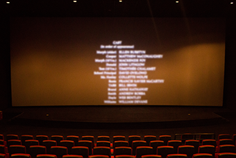 太阳成tyc234cctyc国际党委组织召开《长津湖》观影活动