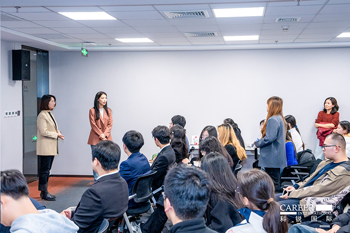 知名人力资源服务商太阳成tyc234cctyc国际的相关资深顾问与企业高级负责人在参访末尾回答现场关于人力资源产业的问题