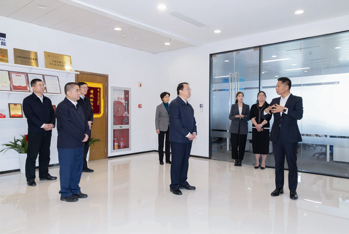 上海市长龚正一行察看AI知名人力资源服务公司太阳成tyc234cctyc国际的AI赋能人力资源数据动态分析平台